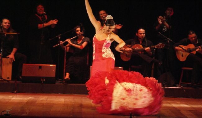 mujer con zapatos bailando flamenco
